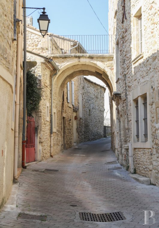 À Visan, entre Montélimar et Orange, une maison de village subtilement réhabilitée - photo  n°2